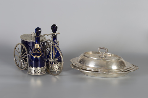 Soporte de metal con forma de bicicleta con dos botellas de