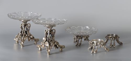 Dos centros de bronce plateado y cristal tallado, con patas