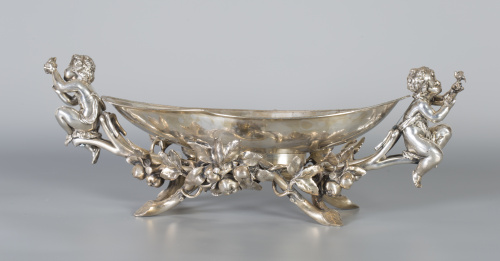 Centro de bronce plateado con troncos simulados, hojas, fru