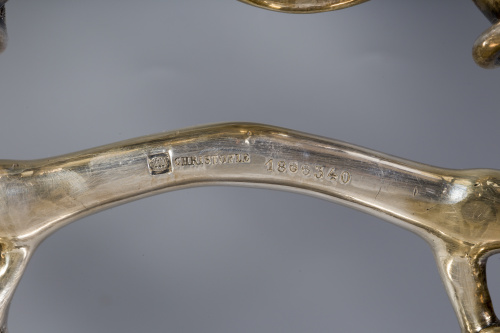 Centro de bronce plateado con troncos simulados, hojas, fru