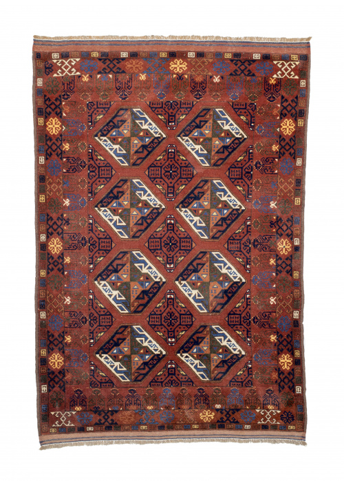 Alfombra de campo granate con decoración geométrica.Persi