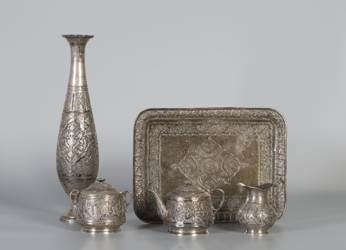 Jarrón de plata de profusa decoración de pájaros y palmetas