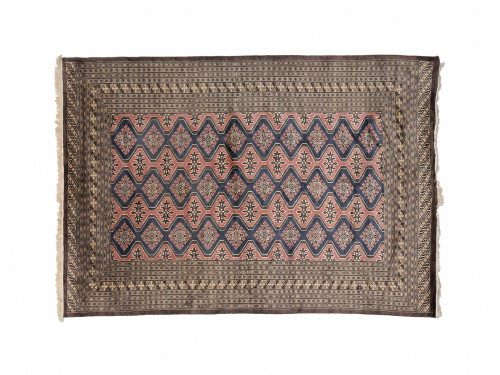 Alfombra Bukhara en campo rosa y decoración geométrica, 