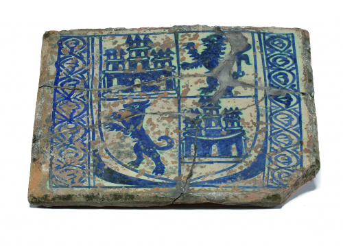 Socarrat, esmaltado en azul cobalto, con el escudo de Casti