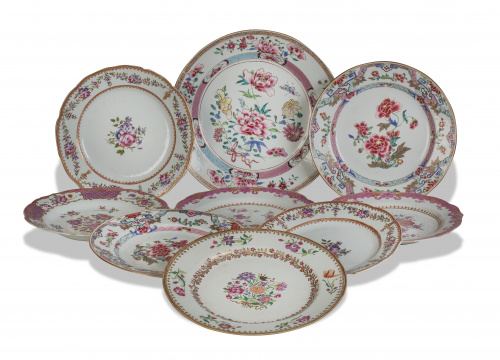Conjunto de nueve platos de porcelana con esmaltes de la fa