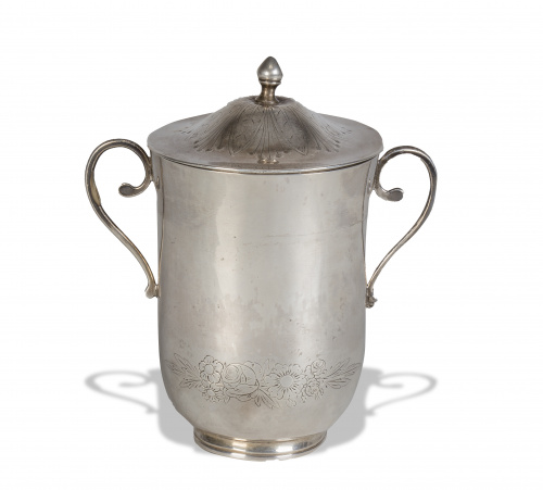 Taza Carlos IV con tapa de plata en su color. Con marcas, “