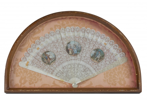 Abanico brissé de marfil tallado y medallones decorativos p