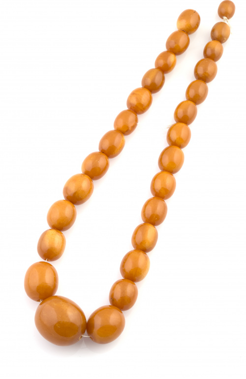 Hilo de veintisiete  cuentas de ámbar antiguo de forma ovoi