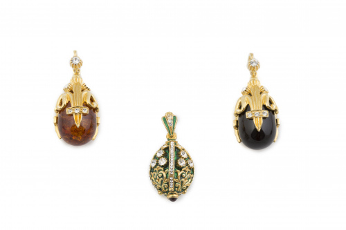 Conjunto de tres charms colgantes en forma de huevo en plat