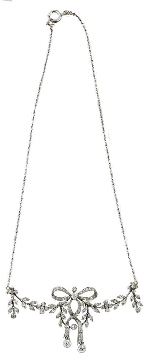 Gargantilla eduardiana de pp.S.XX con un lazo central y dec