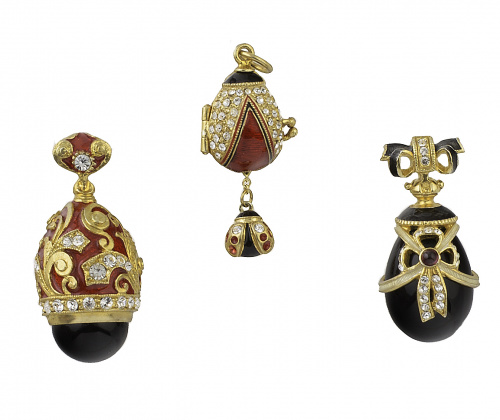 Lote formado por tres charms en forma de huevo de pascua y 