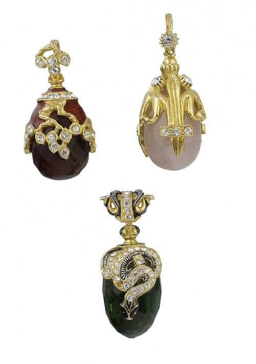 Lote formado por tres charms en forma de huevo de pascua en