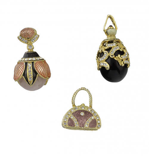 Lote formado por dos charms en forma de huevo de pascua y b