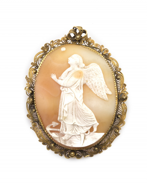 Broche s.XIX con camafeo de arcángel tallado en concha bico