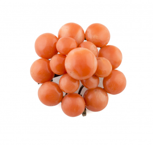 Broche rosetón de coral de pps. S XX ,con botones de coral 