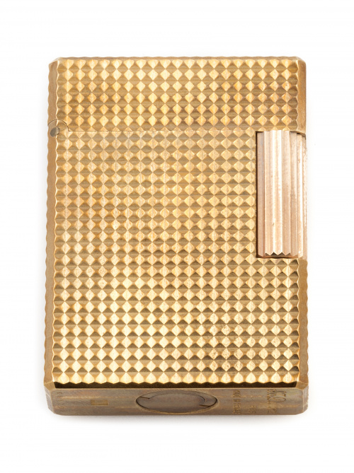 Encendedor CARTIER plaqué or con decoración de punta de dia