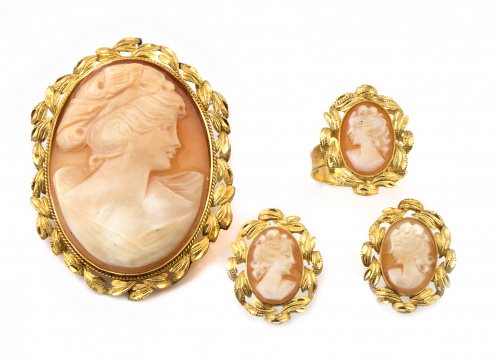 Conjunto de broche-colgante, pendientes y sortija con camaf