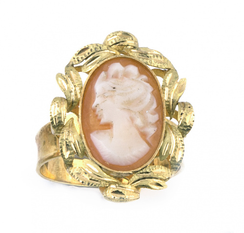 Conjunto de broche-colgante, pendientes y sortija con camaf