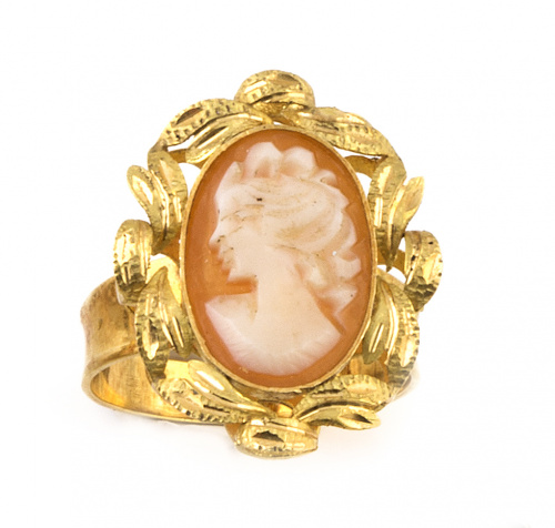 Conjunto de broche-colgante, pendientes y sortija con camaf