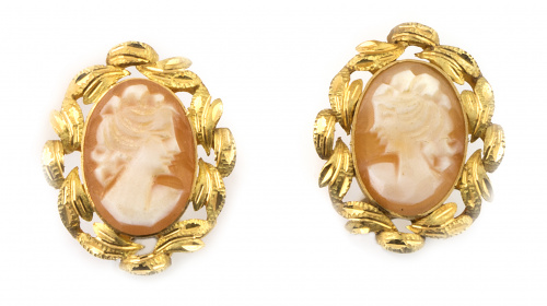 Conjunto de broche-colgante, pendientes y sortija con camaf