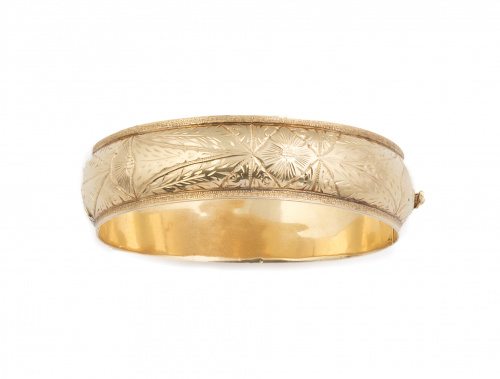 Brazalete de media caña grabado en oro amarillo de 18K