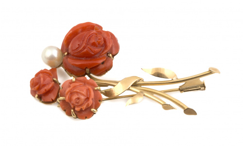 Broche en forma de ramo con flores de coral tallado y perla