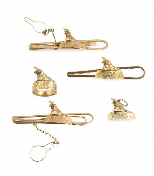 Lote formado por tres barras de corbata ,un colgante y un a