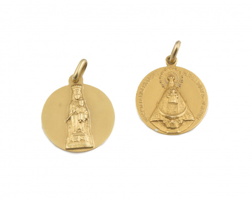 Lote de dos medallas con Virgen en relieve ,en oro amarillo