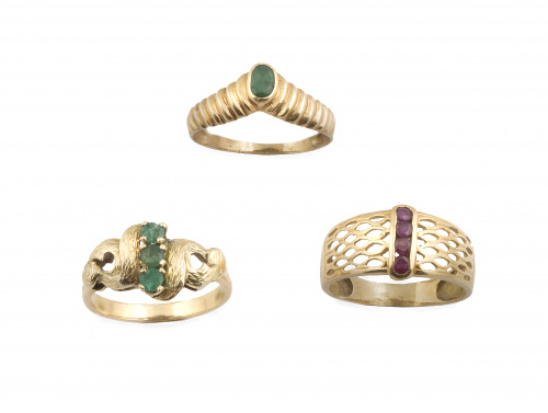 Lote formado por tres sortijas, dos de esmeraldas y una de 