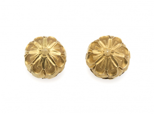 Pendientes de esferas grabadas con flores, en oro amarillo 