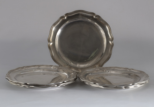 Juego de nueve platos Carlos IV  en plata con escudo de hid
