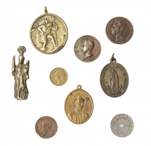 Colección de medallas y monedas en latón y bronce diferente