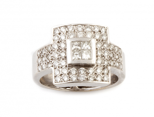 Sortija de brillantes con frente cuadrangular cuyo centro s