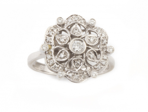 Sortija flor de brillantes en oro blanco de 18K.