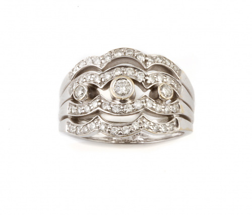 Sortija con ondas de brillantes que abrazan tres chatones d