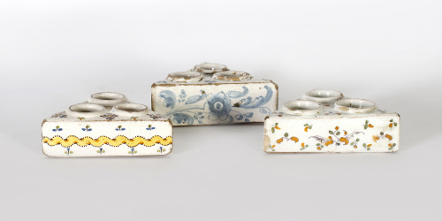 Especiero de cerámica esmaltada con flores y cintas.Talave