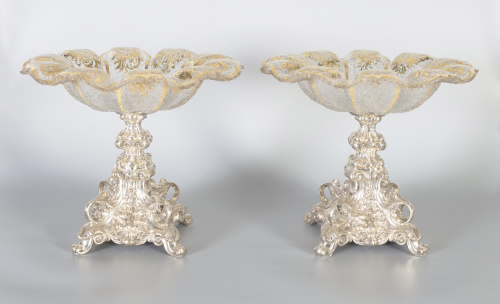 Pareja de fruteros de plata repujada y cristal, dorado y gr