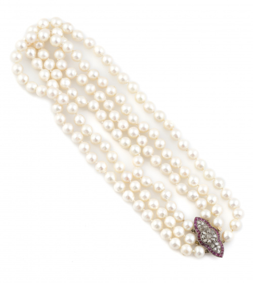 Collar de ff. S. XX con tres hilos de perlas cultivadas y c
