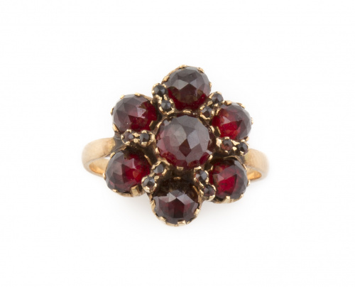 Sortija  flor de granates ff. S. XIX en oro amarillo de 18K
