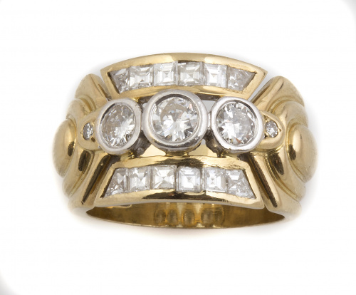 Sortija ancha con tres brillantes en chatón central que sum