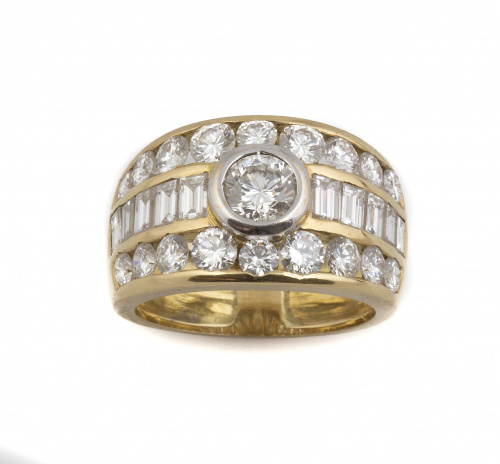 Sortija ancha con brillante en chatón central de 0,70 ct ap