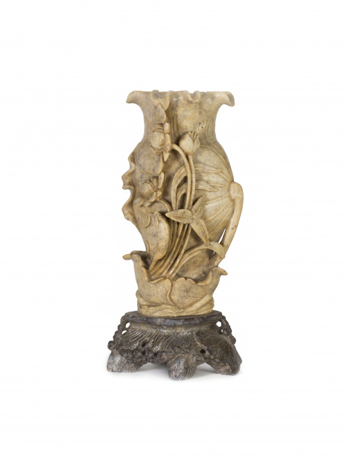 Jarrón en piedra jabonosa sobre peana de madera.China, pp.