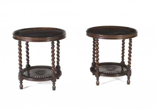 Pareja de mesas auxiliares redondas en madera de castaño.N