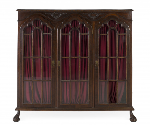 Librería alfonsina de tres puertas de arcos polilobulados, 