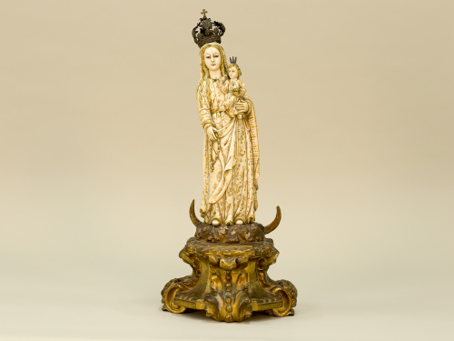 Mesa de centro estilo Luis XVI en bronce y espejo.S. XX