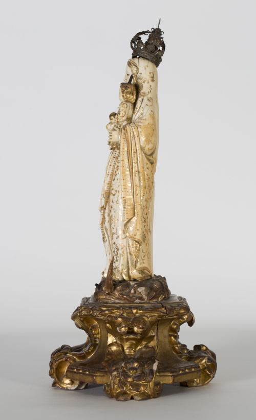 “Virgen del Rosario”Escultura en marfil tallado, parcialme