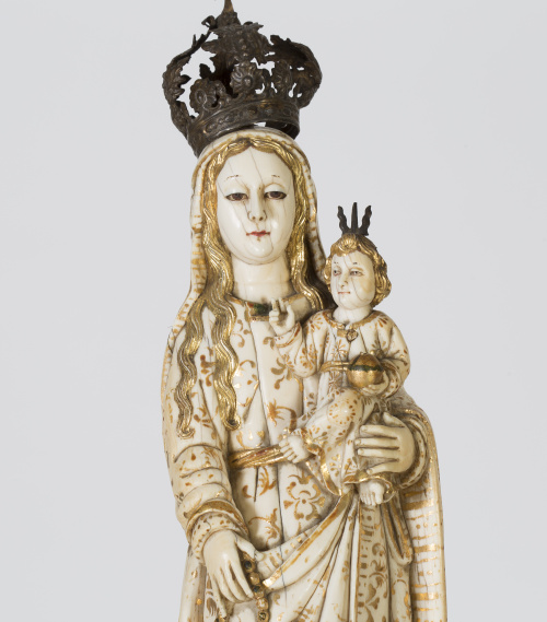 “Virgen del Rosario”Escultura en marfil tallado, parcialme
