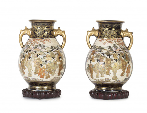 Pareja de jarrones en loza Satsuma y bases en madera tallad