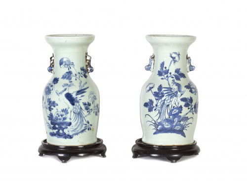 Pareja de jarrones chinos en porcelana de fondo celadón, so