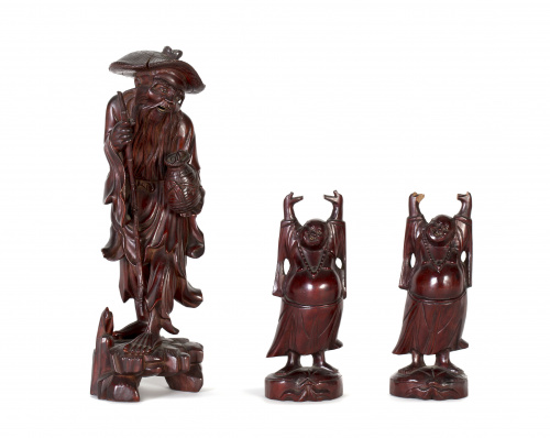 Grupo de tres figuras chinas en madera tallada.China, S. X